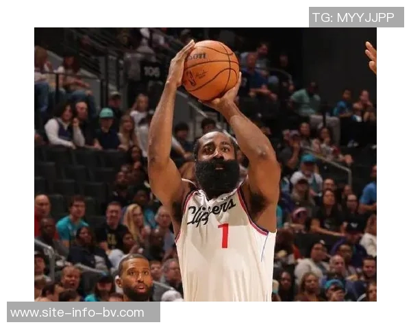 快船赢球海报曝光小卡笑容灿烂哈登背影引发球迷热议