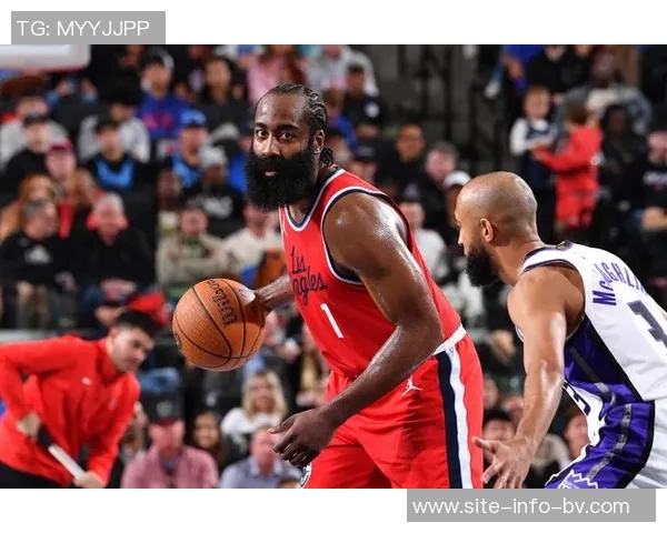 哈登微笑引领快船逆转胜利13中10砍下31分6助攻成关键英雄