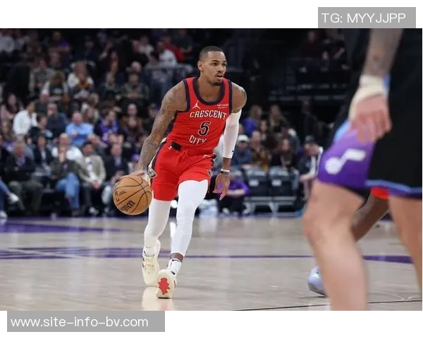 德章泰穆雷半场表现出色6投4中轻松斩获13分1篮板2助攻1抢断